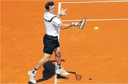  ??  ?? La potencia de Gabashvili fue clave en su victoria ante Almagro en la pista central
SERGIO CARMONA