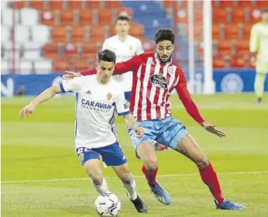  ?? CARLOS CASTRO / PRENSA 2 ?? Bermejo trata de marcharse de Chris Ramos en el partido del pasado viernes en Lugo.