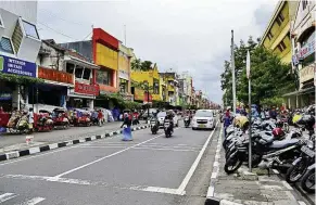  ??  ?? Bargain hunt in Malioboro street, Jogjakarta.