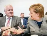  ??  ?? Noch geben sie sich die Hand: Kanzlerin Angela Merkel und Innenminis­ter Horst Seehofer. Foto: dpa