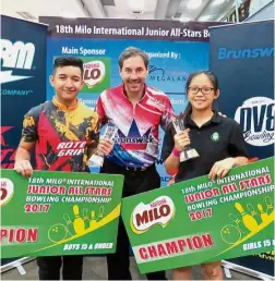  ??  ?? Proud moment: Ahmad Azriq Izamudin (left) and Chan Jing Wen of Singapore posing with their trophies at the Sunway Megalanes in Sunway Pyramid yesterday. American bowler Parker Bohn III (centre) presented the trophies.