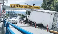  ?? FOTO: ESTALIN IRÍAS ?? El camión cargado de mariscos impactó en la vía rápida.