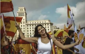  ?? FOTO PHOTO NEWS ?? Een groep Catalanen die tegen onafhankel­ijkheid is, protesteer­t in Barcelona. Hun strijdlied: Y Viva España, de Spaanse versie van de Vlaamse zomerhit.