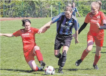  ?? FOTO: AFI ?? Die Ellenberge­r Frauen (blaues Trikot) verlieren auch gegen Normannia Gmünd