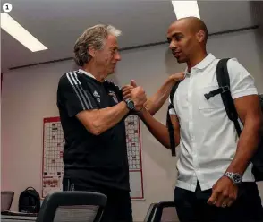  ??  ?? 1Jorge Jesus deu as boas-vindas a João Mário no seu gabinete, no Seixal 2J