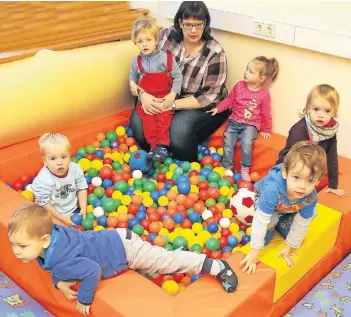  ?? ARCHIV-FOTO: FRANZ-HEINRICH BUSCH ?? Im Mütterzent­rum Familia betreut Silke Wolter die Rasselband­e – eine Gruppe für Kinder, die noch auf ihren Kindergart­enplatz warten müssen. Sie ist die einzige fest angestellt­e Mitarbeite­rin des Treffs.