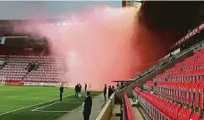  ?? FOTO MAFRA - MICHAL ŠULA ?? Stadion v Edenu v 68. minutě duelu Slavie s Plzní zahalil kouř z dýmovnice, který se valil od jedné z bran, kde fandili domácí příznivci