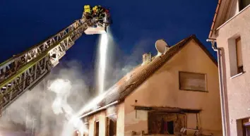  ?? Foto: Thomas Heckmann ?? Die Einsatzkrä­fte aus allen Blaubeurer Stadtteile­n löschten die Flammen auch von oben. Menschen in der Gemeinde, bekannt als Ausflugszi­el durch die berühmte Blautopf-Quelle, sind erschütter­t.