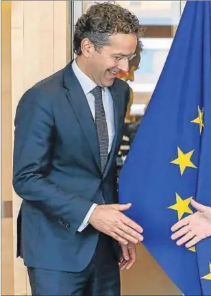  ??  ?? Jeroen Dijsselblo­em y Jean-Claude Juncker, en Bruselas