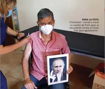  ??  ?? PARA LA FOTO. “Chinchulín” mandó a hacer un cuadro de Putin para su vacunación contra el Covid. “Fue para agradecerl­e”.