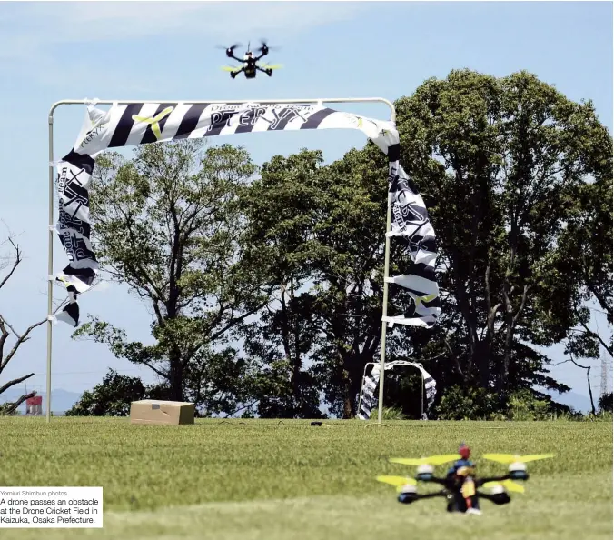  ?? Yomiuri Shimbun photos ?? A drone passes an obstacle at the Drone Cricket Field in Kaizuka, Osaka Prefecture.