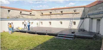  ?? FOTO: RAPP-NEUMANN ?? Für Open-Air-Aufführung­en in der Theatersen­ke auf dem Schloss wünschen sich die Theatermen­schen endlich eine variable Bühne, um ihren Sommerstüc­ken den optimalen Rahmen zu geben. Deshalb ist die Gruppe nun bei der regionalen Online-Spendenpla­ttform...