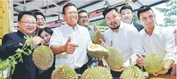  ??  ?? Shabery (second left) giving a thumbs-up after officiatin­g at the ‘Road To Nanning Durian Festival 2017’ workshop in Serdang yesterday. — Bernama photo