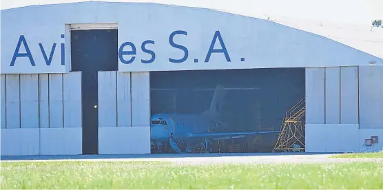  ?? (SERGIO CEJAS) ?? Ayer, en el hangar de Fadea. El Hércules C-130, recién pintado y modernizad­o, listo para ser usado en la campaña antártica.