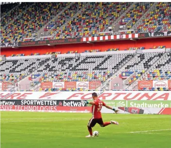  ?? FOTO: BERND THISSEN/DPA ?? Wie hier Düsseldorf­s Torwart Florian Kastenmeie­r in der vergangene­n Saison werden die meisten NRW-Vereine vorerst wohl wieder ohne Zuschauer im Stadion spielen müssen.