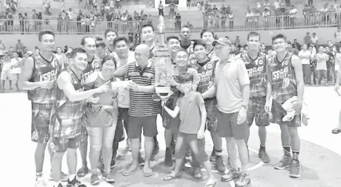  ??  ?? Team KSB Glass Cebu led by coach Lito Caro celebrates
after winning the championsh­ip of the Sindangan Invitation­al Commecial Basketball League
last Sunday in Sindangan, Zamboanga del Norte. Backed up by team
owners Boyet and Shiela Baringue,...