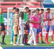  ??  ?? El mes de la mujer no fue olvidado en la cancha tunera.