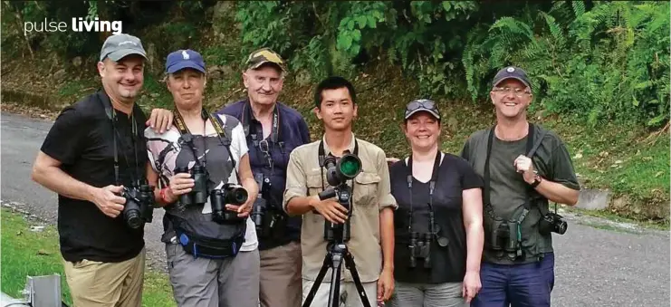  ??  ?? Effendi (Centre) with fellow birdwatchi­ng enthusiast­s.