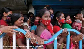  ?? Women wait to receive vaccine in Kolkata ??