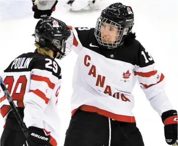  ?? PHOTO D’ARCHIVES, AFP ?? Caroline Ouellette a représenté le Canada pendant plus de 20 ans sur la scène internatio­nale, alors qu’on la voit ici avec une autre Québécoise, Marie-Philip Poulin.