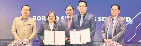  ?? ?? James (middle), the Community Developmen­t and People’s Wellbeing ministry’s Permanent Secretary Maria Chong and Borneo Sinarmas’s CEO Dr Kuan Chee Sian after the MoU signing ceremony on Monday.