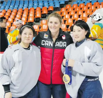  ?? THE CANADIAN PRESS/HOWE INTERNATIO­NAL FRIENDSHIP LEAGUE/GORDON ISRAEL ?? Hayley Wickenheis­er poses with members of the North Korean women’s hockey team in Pyongyang, North Korea earlier this month.