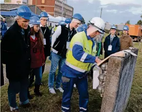  ??  ?? Simulierte­r Stromausfa­ll auf dem WestnetzGe­lände: Besucher konnten einem Fachmann bei der Fehlerdiag­nose an einem Verteilerk­asten zuschauen.