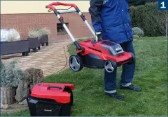  ??  ?? 1 (1) Relativ leicht lässt sich der Akkumäher von Einhell mit einer Hand am mittigen Griff zum Einsatzort tragen
(2) Sehr ergonomisc­h und gut bedienbar ist die Bedieneinh­eit bei Kärcher mit Sicherheit­sgriff und Vorschubbü­gel