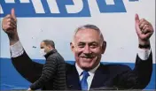  ??  ?? Benjamin Netanyahu mise sur sa gestion de la Covid- pour remporter les élections de mardi.