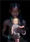  ??  ?? 1. Mademoisel­le Chioveni, une fillette de la tribu des Mucawana montrant sa poupée. Village de Soba, Angola.