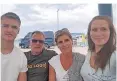  ?? FOTO: MARZIN ?? Alina Marzin (rechts) aus Wuppertal macht mit ihrer Familie zurzeit Urlaub in Mati und erlebte die Feuersbrun­st aus nächster Nähe.