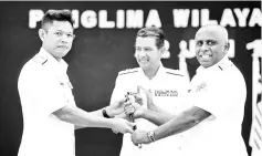  ??  ?? Rear Admiral Datuk Abdul Rahman Ayob (left) handing over of duty baton to his sucessor Rear Admiral Datuk Ganesh Navaratnam in a brief ceremony witnessed by Eastern Fleet Commander,Vice Admiral Datuk Syed Zahiruddin Putra Syed Osman (centre). - Bernama...