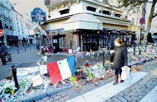  ?? (Photoviews) ?? In ricordo Bandiere, fiori, candele e messaggi in Rue de la Fontaine au Roi, davanti al ristorante Casa nostra, uno dei luoghi colpiti dai terroristi il 13 novembre