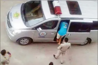  ?? SUPPLIED ?? A Montagnard asylum seeker steps into a police vehicle yesterday as immigratio­n police officials organise his deportatio­n.