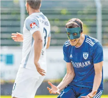  ?? FOTO: ROLF SCHULTES ?? Das darf doch alles nicht wahr sein, dachte sich wohl Jona Boneberger vom FV Ravensburg nach seinen zahlreiche­n vergebenen Großchance­n gegen den FC Nöttingen.