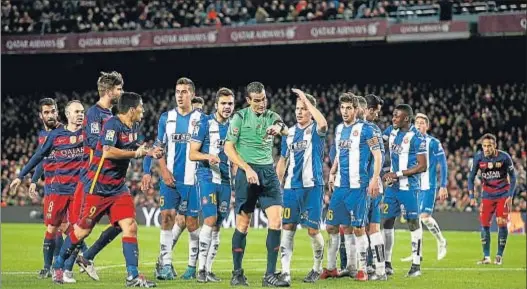  ?? ALBERT GEA / REUTERS ?? Jugadores de ambos equipos rodean al árbitro tras un lance del encuentro de anoche en el Camp Nou