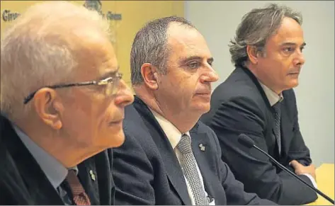 ?? PERE DURAN / NORD MEDIA ?? L’alcalde de Girona, Albert Ballesta, entre els regidors Carles Ribas, a la dreta, i Eduard Berloso