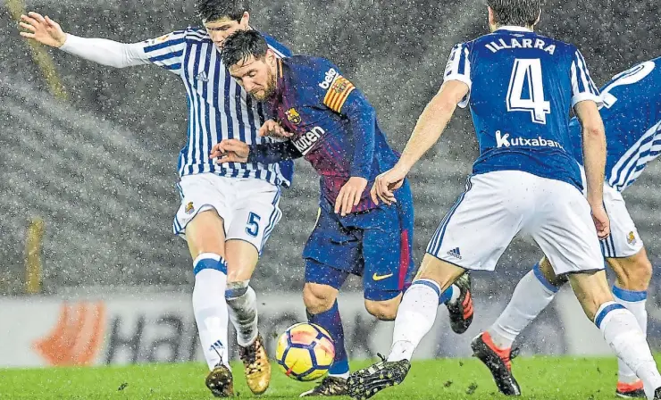  ??  ?? No culpes a la lluvia. Lionel Messi jugó un gran segundo tiempo bajo la tormenta y los defensores de la Real Sociedad no pudieron pararlo. Aportó una asistencia para Luis Suárez (el 2-2 parcial) y un golazo (el 4-2).