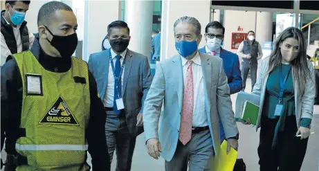  ?? FOTO: AGENCIA API ?? Una foto del ministro de Salud, Juan Carlos Zevallos (centro), tras una rueda de prensa.