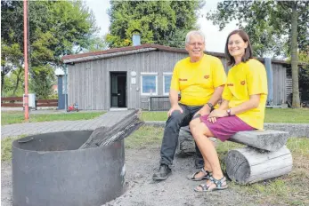  ?? FOTO: TANJA POIMER ?? Lebensrett­er: Vorsitzend­er Gerhard Moll und Schriftfüh­rerin Lyn Harrison-Bart engagieren sich dafür, dass Jugendlich­e in ihrem Verein eine Perspektiv­e haben. Ein Lockmittel: das Vereinshei­m am See.