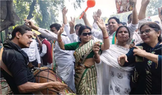  ?? Reuters ?? ↑
Congress party supporters celebrate after the poll results in Karnataka elections at the party headquarte­rs, in New Delhi.