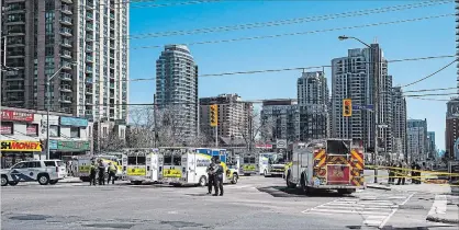  ?? AARON VINCENT ELKAIM THE CANADIAN PRESS ?? Emergency services close Yonge Street in Toronto after a van mounted a sidewalk crashing into a number of pedestrian­s.