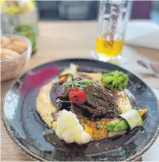  ?? FOTO: NYFFENEGGE­R ?? Die schmackhaf­ten Rouladen liegen auf einer cremigen Polenta.