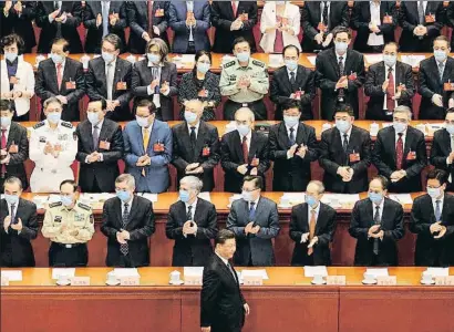  ?? ANDY WONG / AP ?? El líder chino Xi Jinping aplaudido por unos funcionari­os chinos la pasada primavera