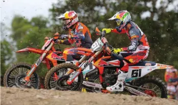  ??  ?? Comme le montre la photo, Prado se rapproche de plus en plus de Jonass dans un Mondial MX2 finalement très indécis… Même si la lutte reste contenue entre les deux pilotes KTM.