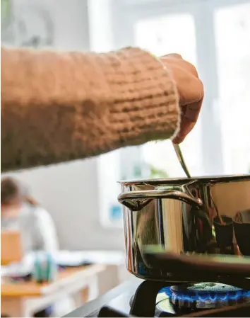  ?? Foto: Annette Riedl, dpa ?? Leistungsf­ähig durch den Tag: Wer nicht seine ganze Mittagspau­se mit Kochen zubringen möchte, macht sich am besten einen Essensplan für die Woche.