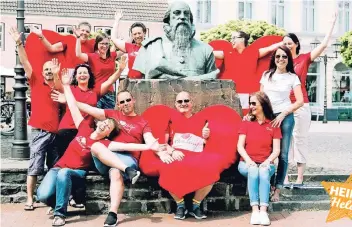  ?? FOTO: VEREIN HERZLAUF HILDEN ?? Mit viel guter Laune geht das Team des Herzlauf Hilden regelmäßig an den Start. Hier setzten sie sich fürs RP-Bild vor dem Fabry-Denkmal am alten Markt in Szene.