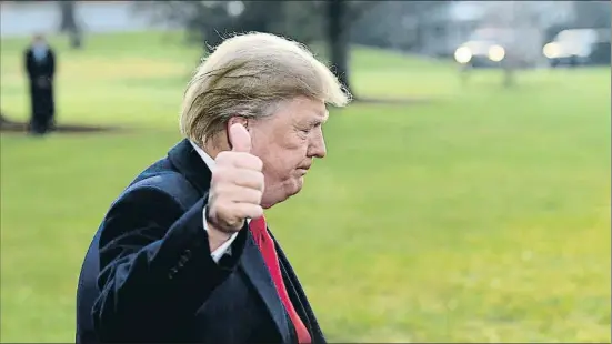  ?? SUSAN WALSH / AP ?? Trump s’acomiada dels periodiste­s aixecant el dit polze, ahir abans d’agafar el seu helicòpter
