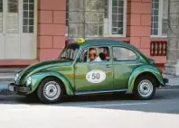  ??  ?? Ein Käfer auf Kuba ist keine Seltenheit. Durch Havanna fahren auch zahlreiche alte VW-Taxis.
