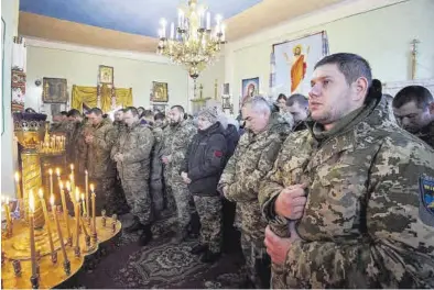  ?? SERGEY KOZLOV / EFE ?? Soldados rusos atienden un servicio religioso, en enero durante la Navidad ortodoxa.